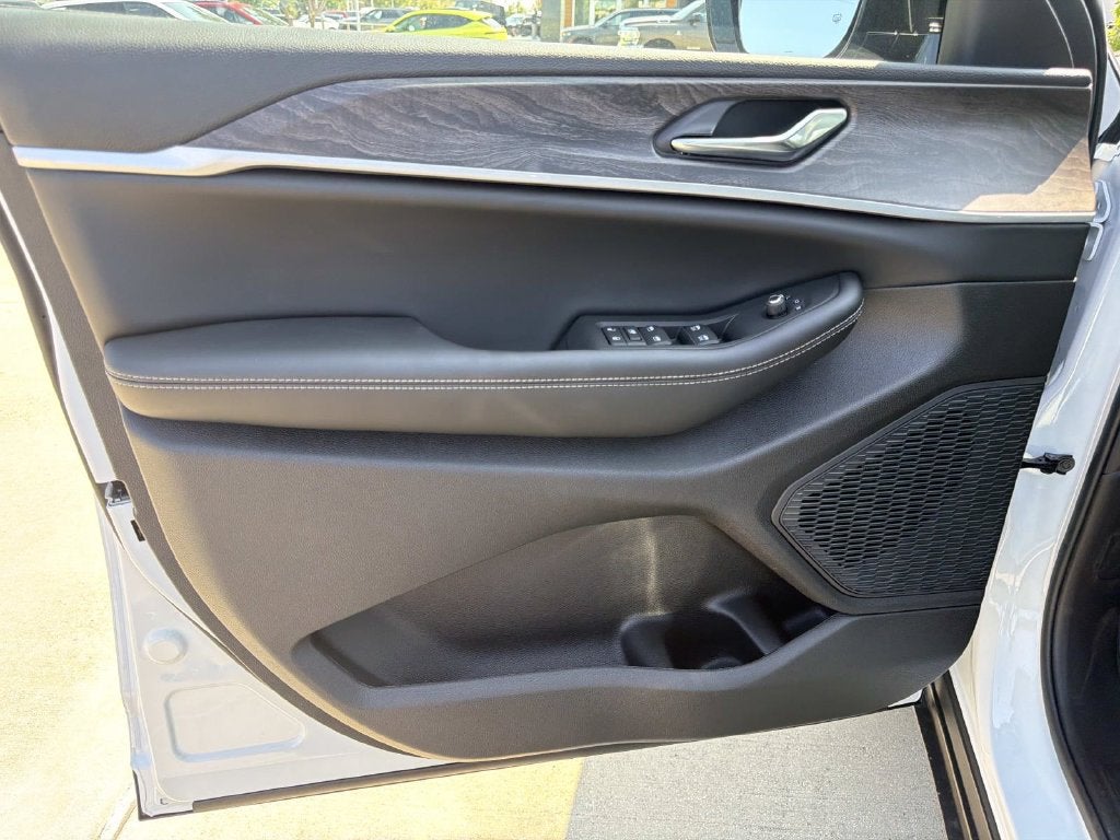 2027 Jeep Grand Cherokee Laredo Altitude
