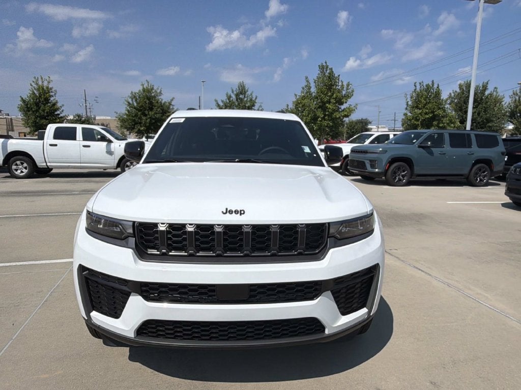 2027 Jeep Grand Cherokee Laredo Altitude