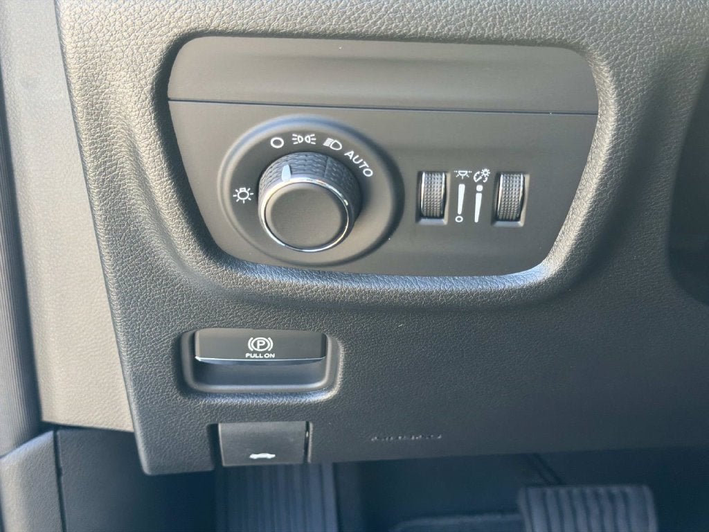 2027 Jeep Grand Cherokee Laredo Altitude