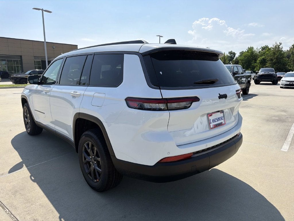 2027 Jeep Grand Cherokee Laredo Altitude