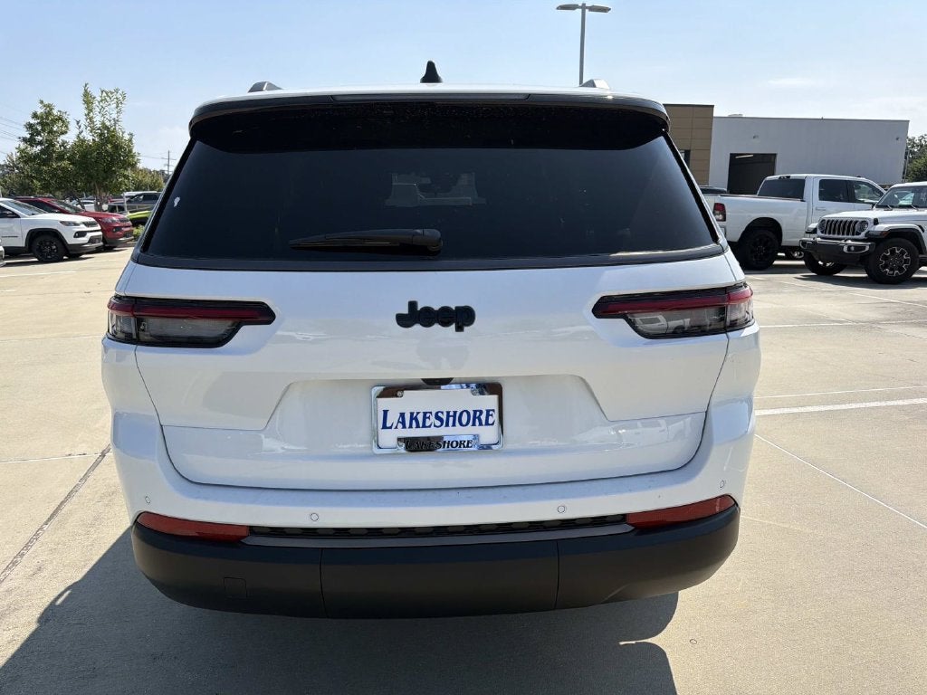 2027 Jeep Grand Cherokee Laredo Altitude