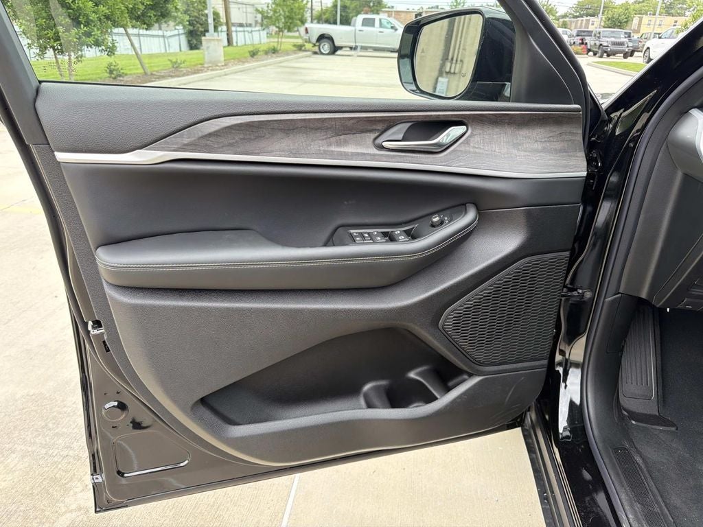 2026 Jeep Grand Cherokee GRAND CHEROKEE L LAREDO ALTITUDE 4X2