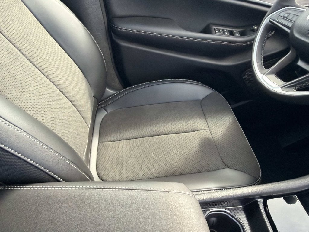 2027 Jeep Grand Cherokee Laredo Altitude