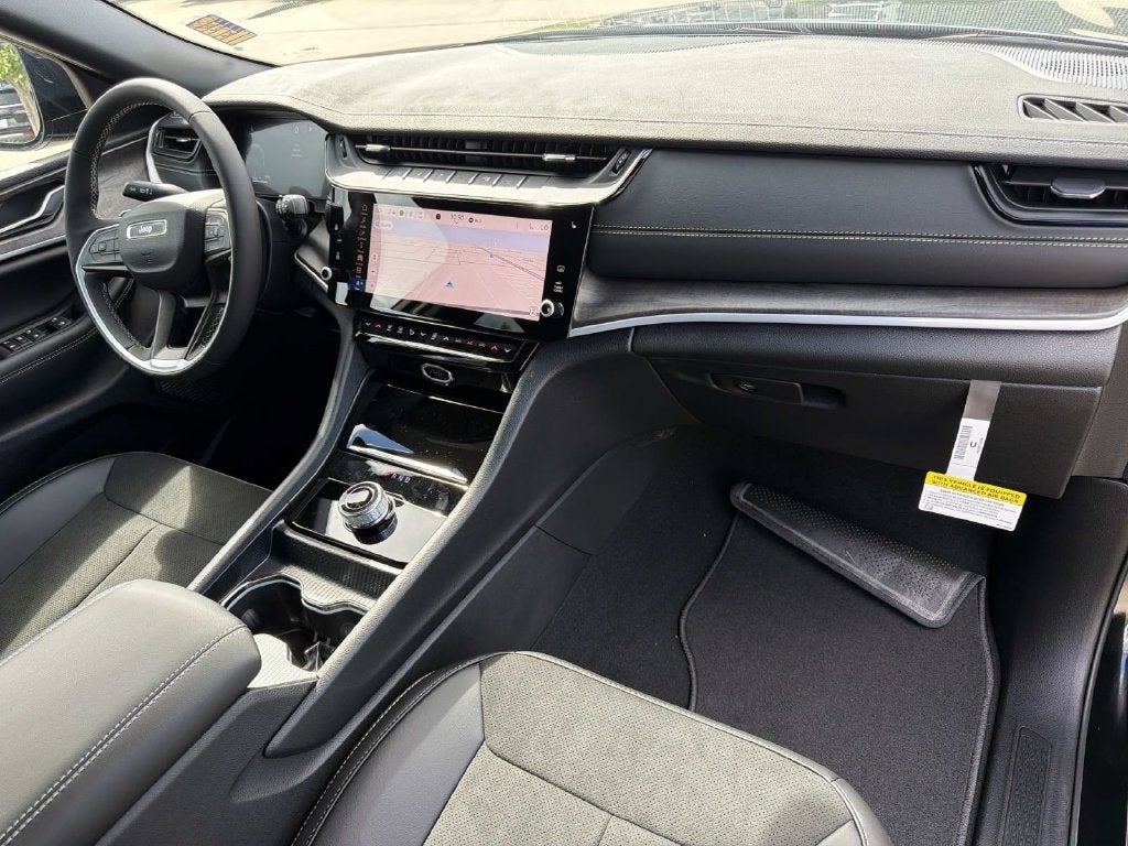 2027 Jeep Grand Cherokee Laredo Altitude