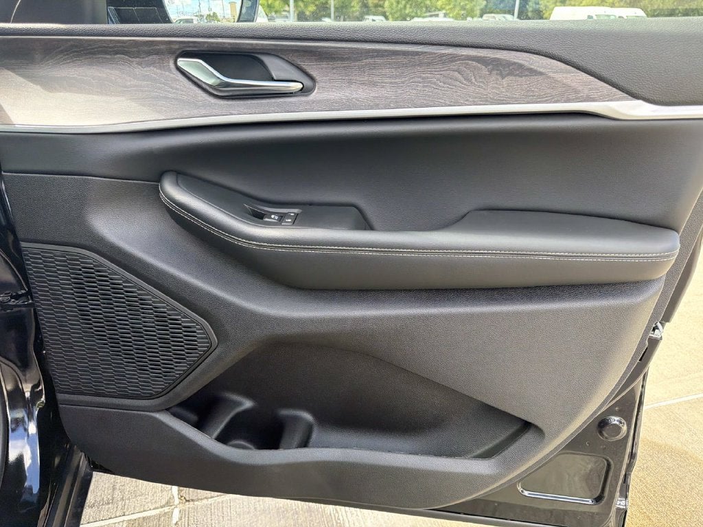 2027 Jeep Grand Cherokee Laredo Altitude