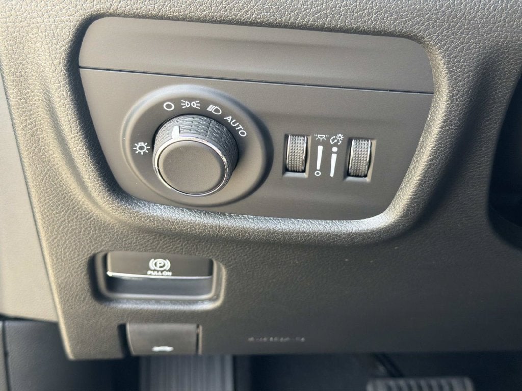 2027 Jeep Grand Cherokee Laredo Altitude