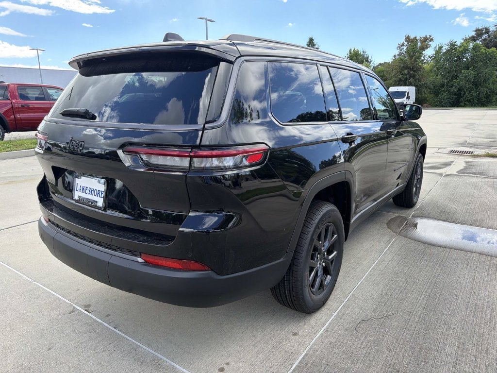 2027 Jeep Grand Cherokee Laredo Altitude