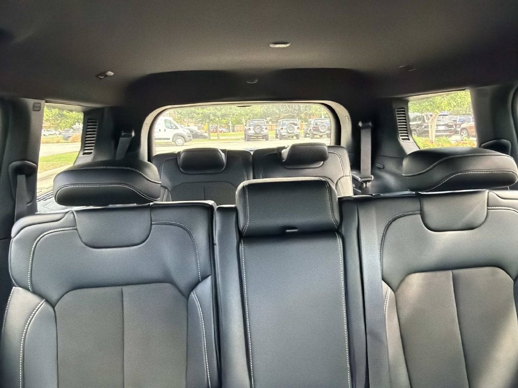 2027 Jeep Grand Cherokee Laredo Altitude