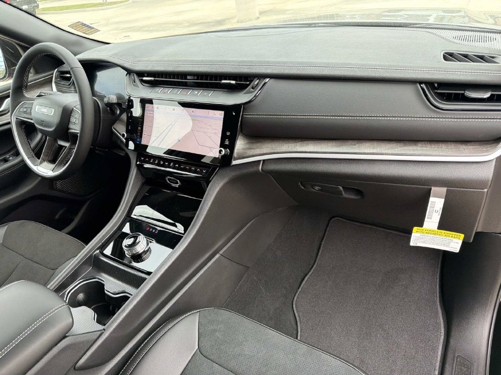 2027 Jeep Grand Cherokee Laredo Altitude