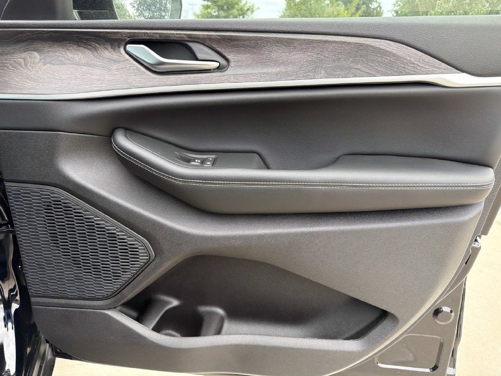 2027 Jeep Grand Cherokee Laredo Altitude