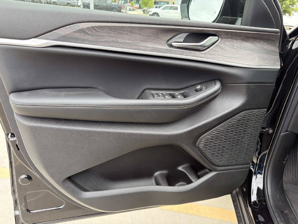 2027 Jeep Grand Cherokee Laredo Altitude