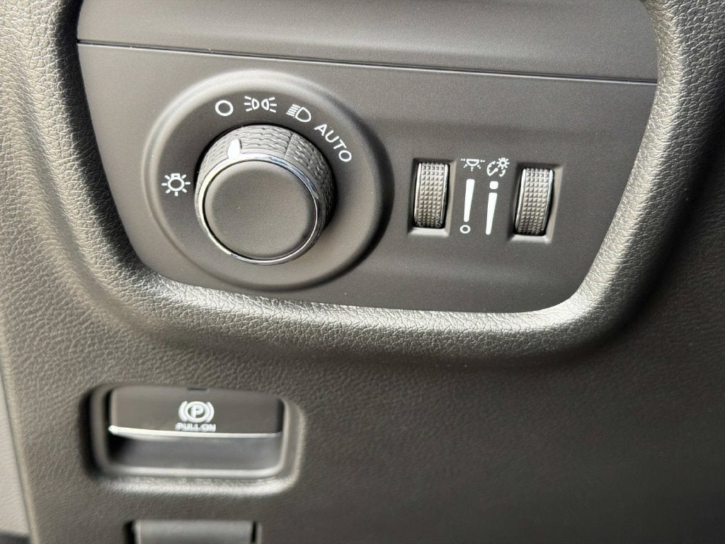 2027 Jeep Grand Cherokee Laredo Altitude