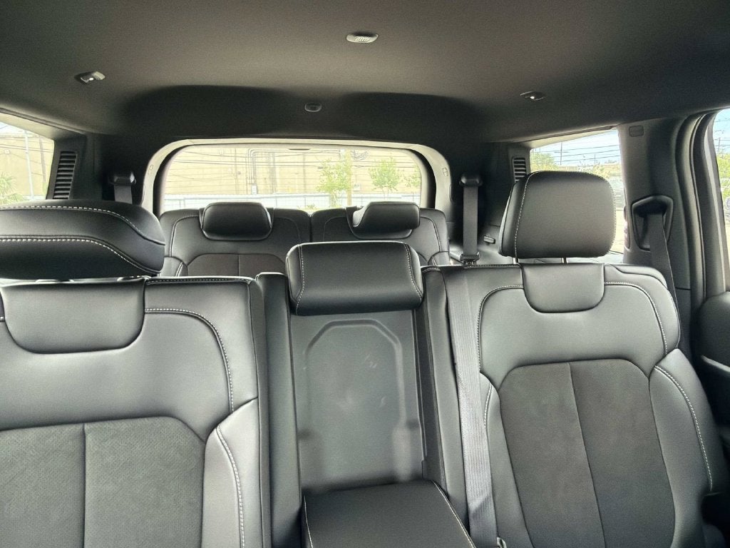 2027 Jeep Grand Cherokee Laredo Altitude