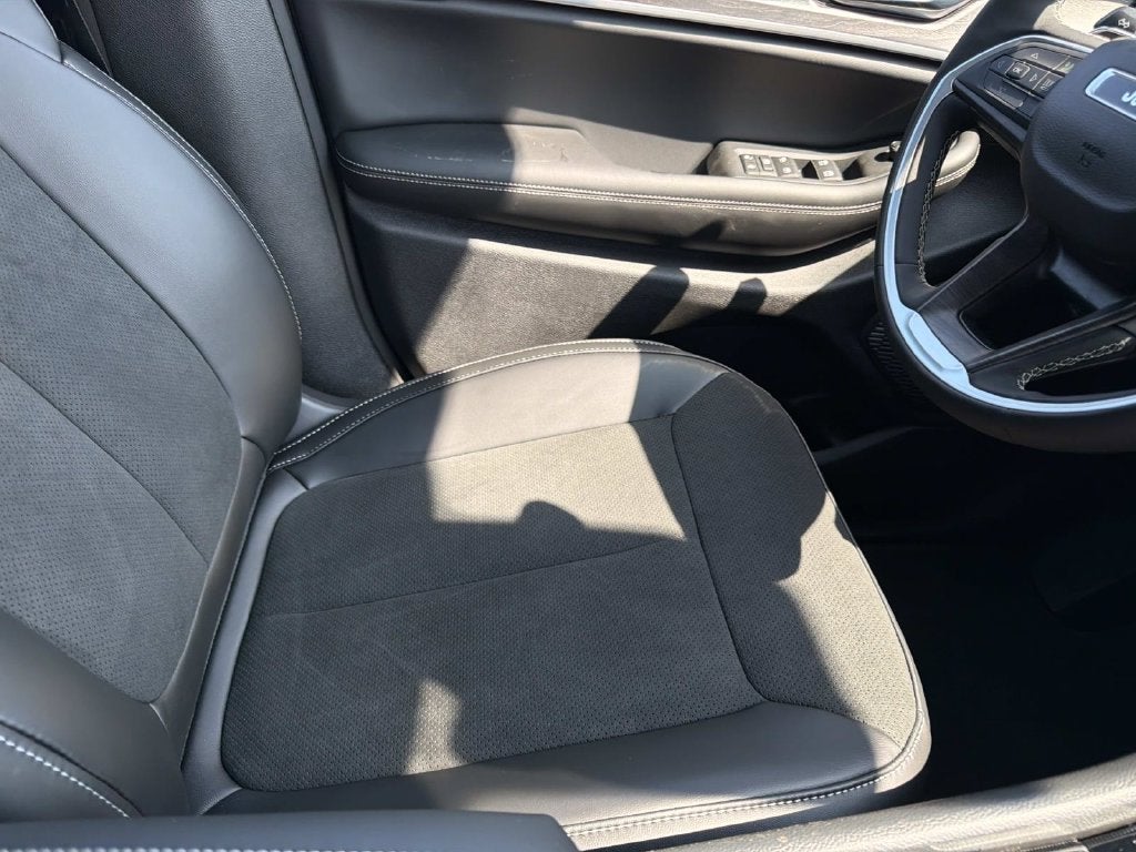2027 Jeep Grand Cherokee Laredo Altitude