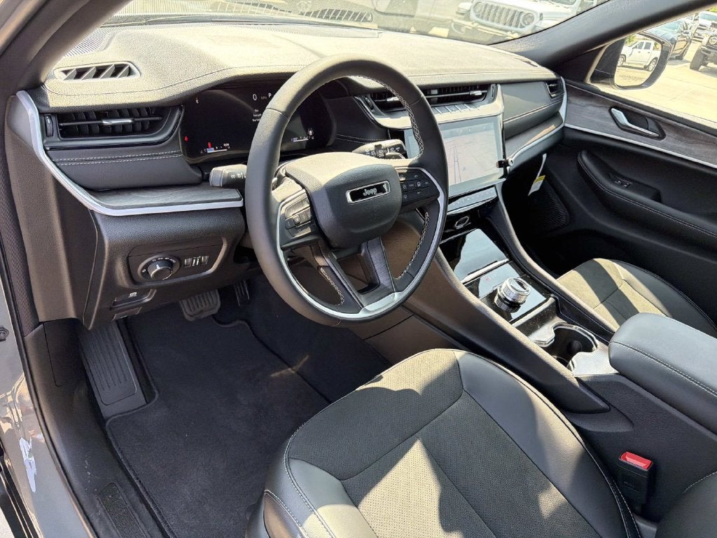 2027 Jeep Grand Cherokee Laredo Altitude