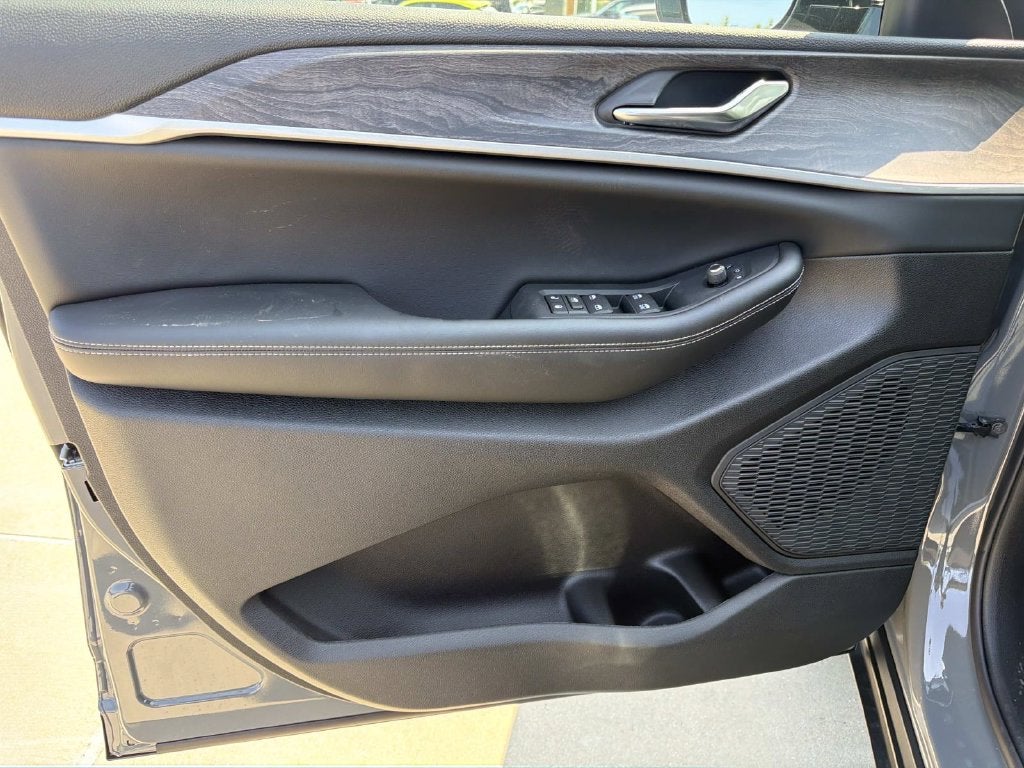 2027 Jeep Grand Cherokee Laredo Altitude