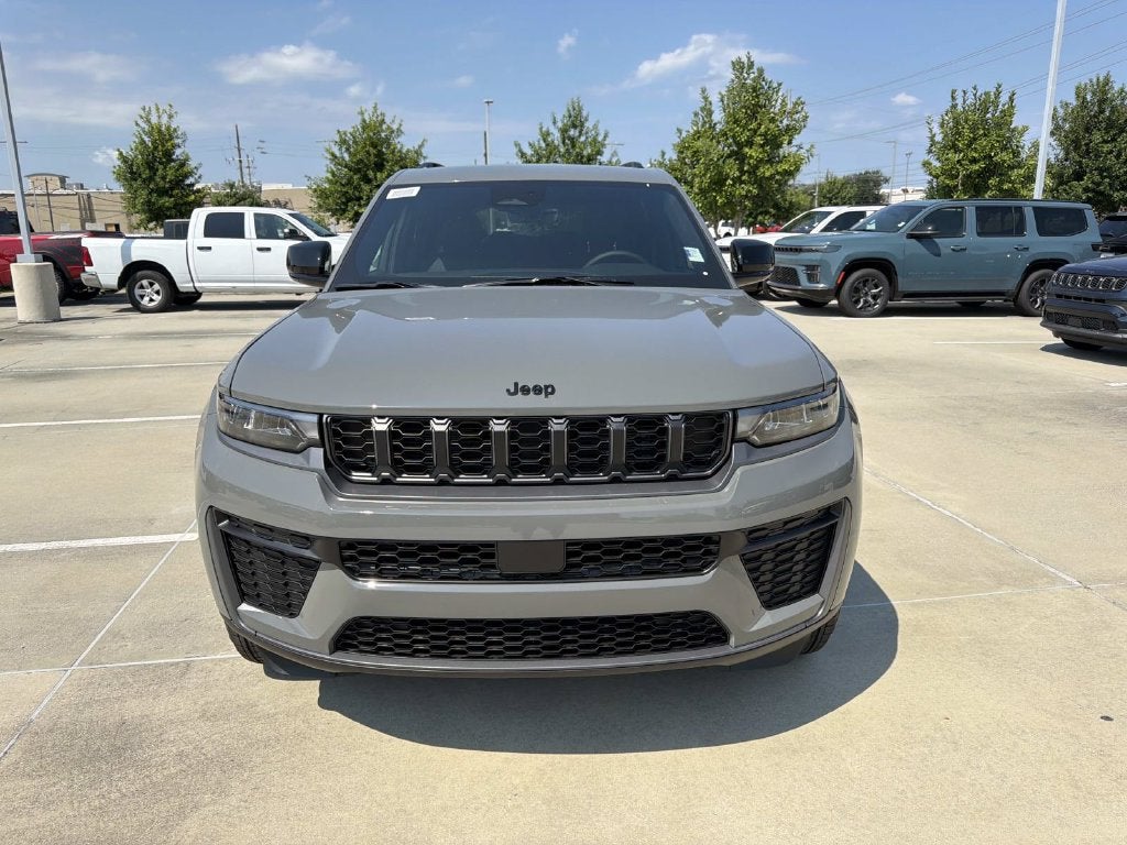 2027 Jeep Grand Cherokee Laredo Altitude