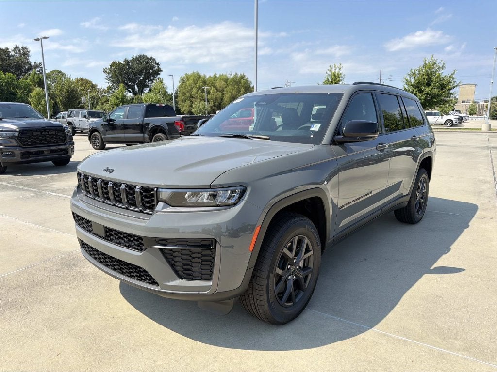 2027 Jeep Grand Cherokee Laredo Altitude