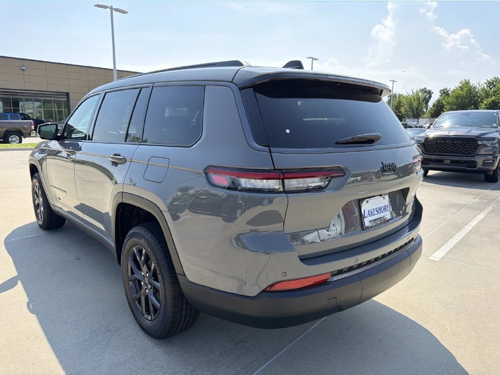 2027 Jeep Grand Cherokee Laredo Altitude