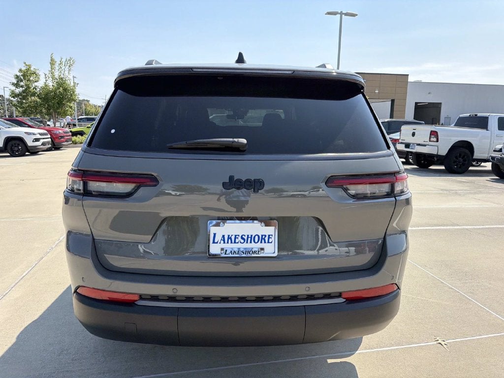 2027 Jeep Grand Cherokee Laredo Altitude