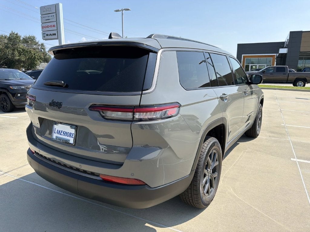 2027 Jeep Grand Cherokee Laredo Altitude