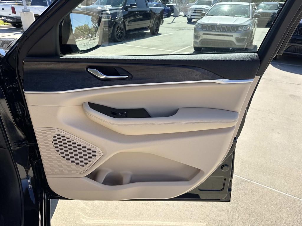 2025 Jeep Grand Cherokee GRAND CHEROKEE L LIMITED 4X2