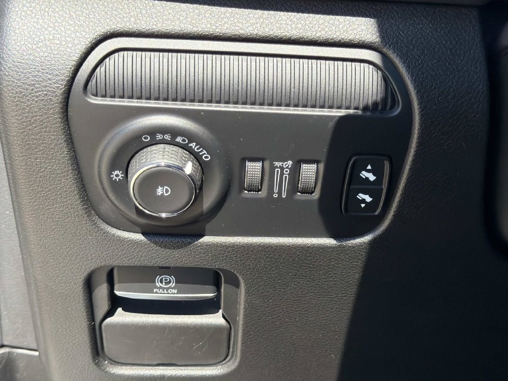 2023 Jeep Grand Wagoneer Base