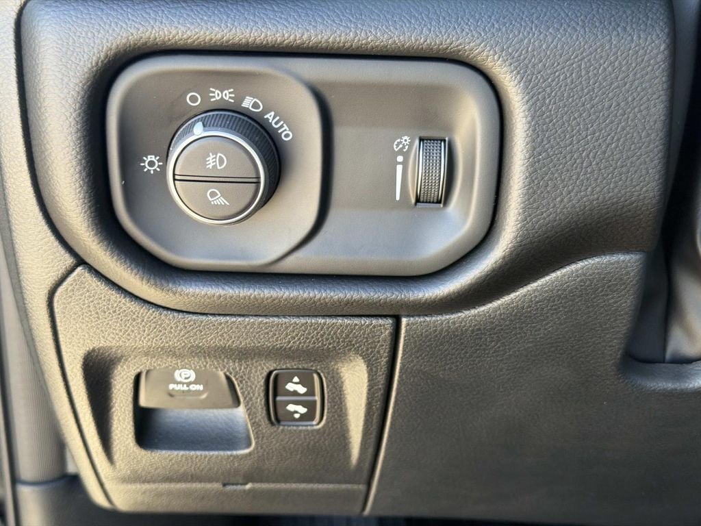 2027 RAM 1500 Big Horn/Lone Star