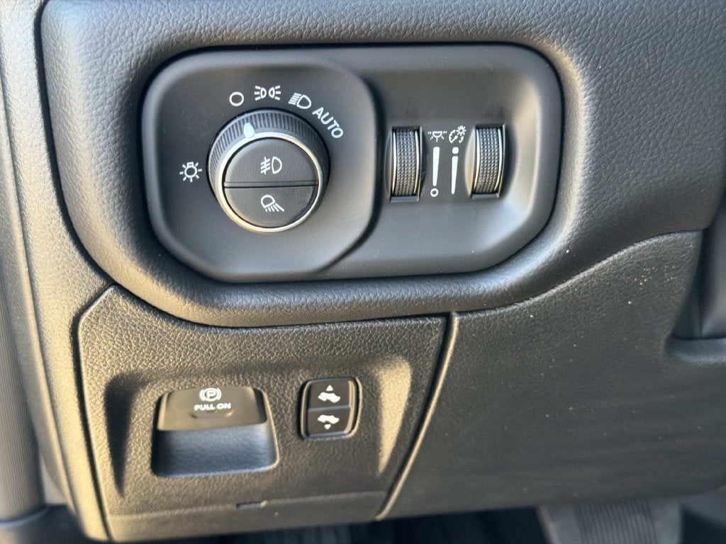 2027 RAM 1500 Big Horn/Lone Star