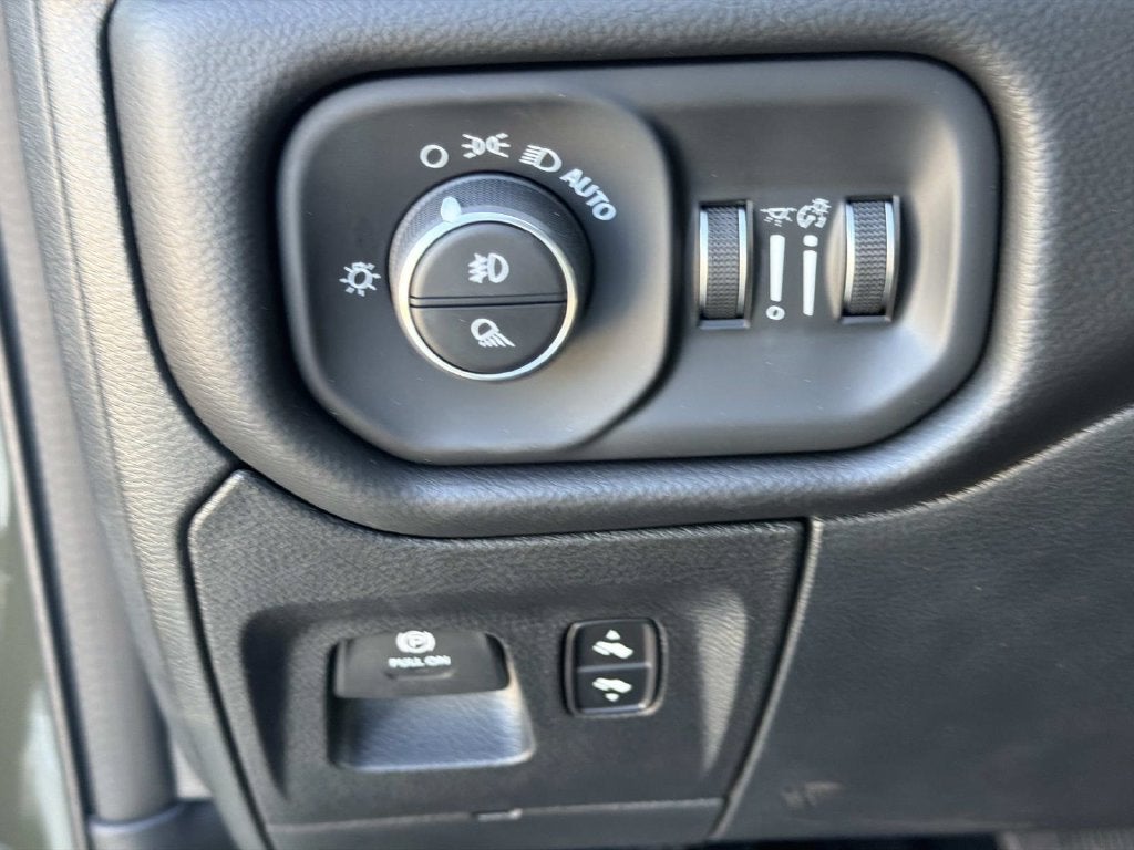 2027 RAM 1500 Big Horn/Lone Star
