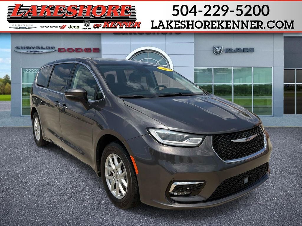 2023 Chrysler Pacifica Touring L's photo