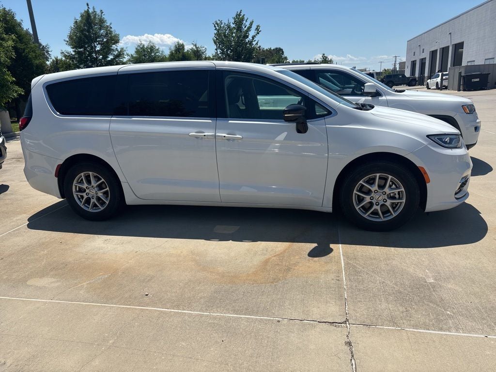 2024 Chrysler Pacifica Touring L's photo