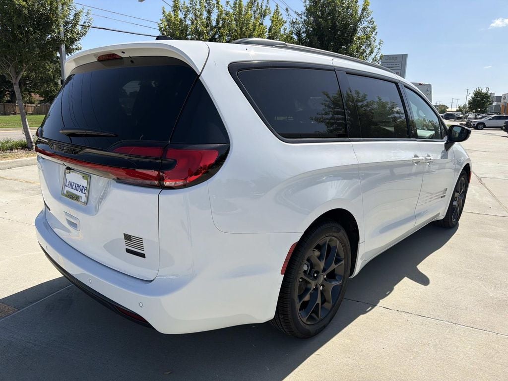 2027 Chrysler Pacifica Select