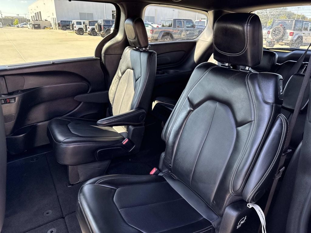 2025 Chrysler Pacifica Select