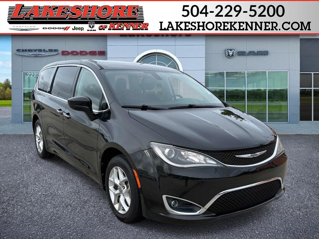 2020 Chrysler Pacifica Touring's photo