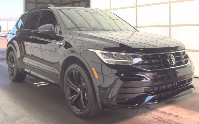 2023 Volkswagen Tiguan 2.0T SE R-Line Black's photo