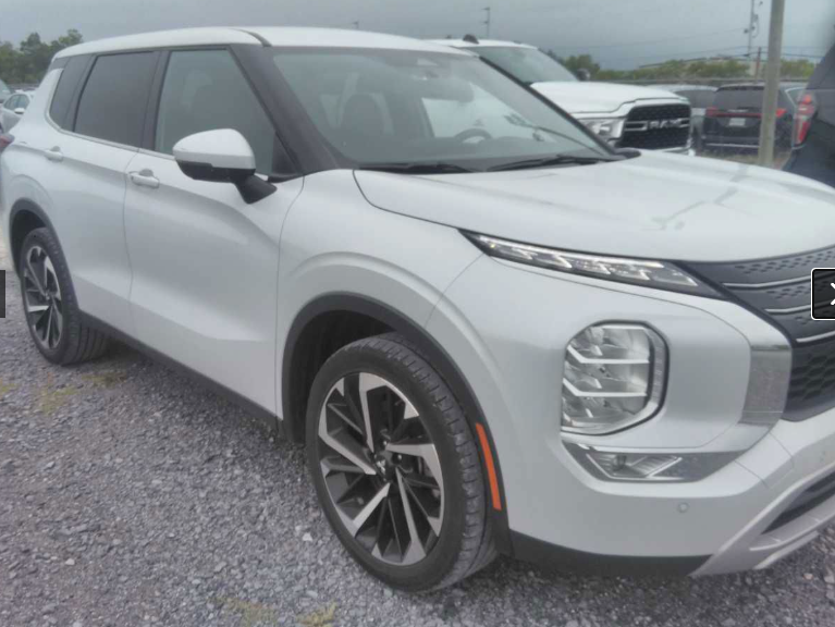 2024 Mitsubishi Outlander SE 2WD's photo