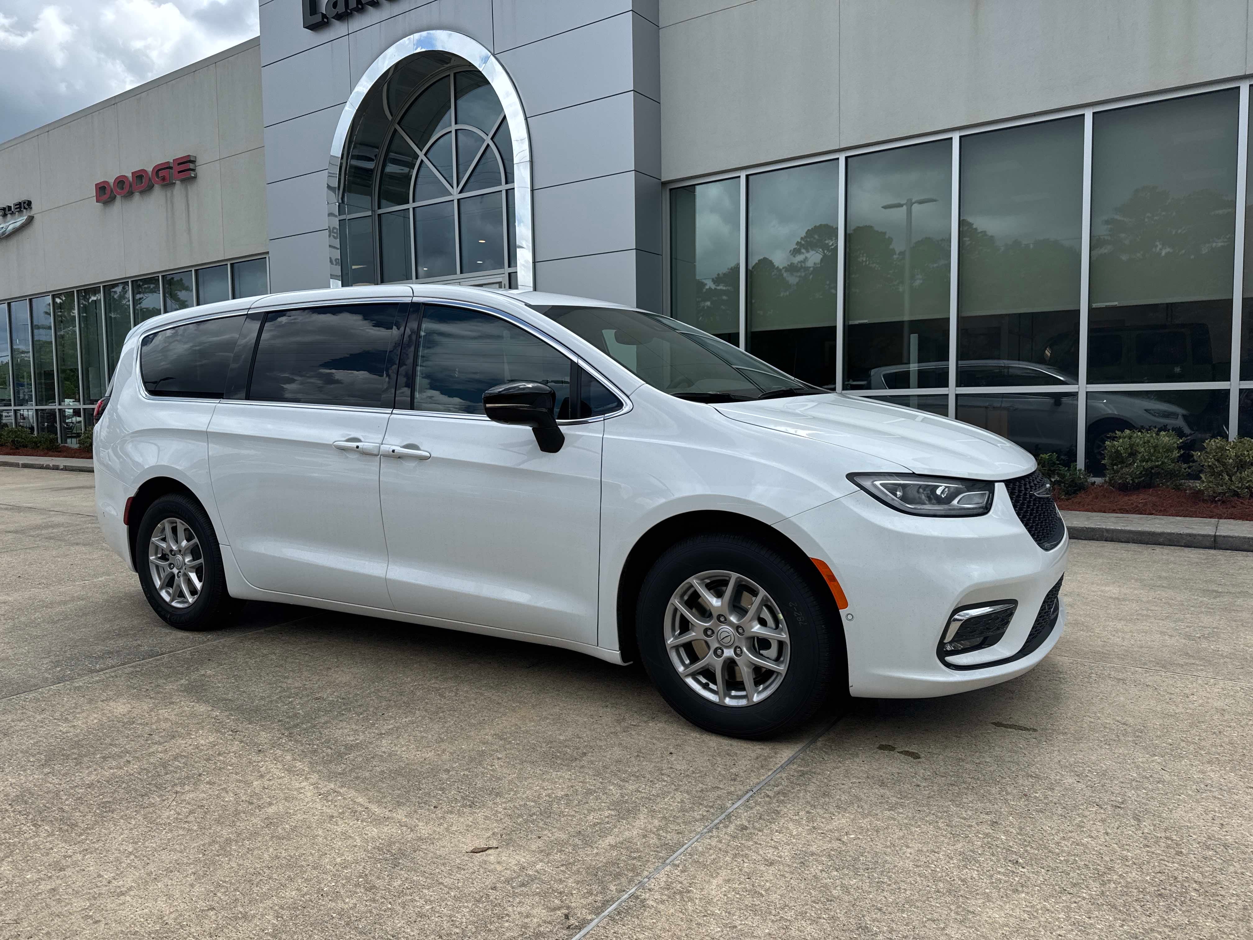 2025 Chrysler Pacifica Select