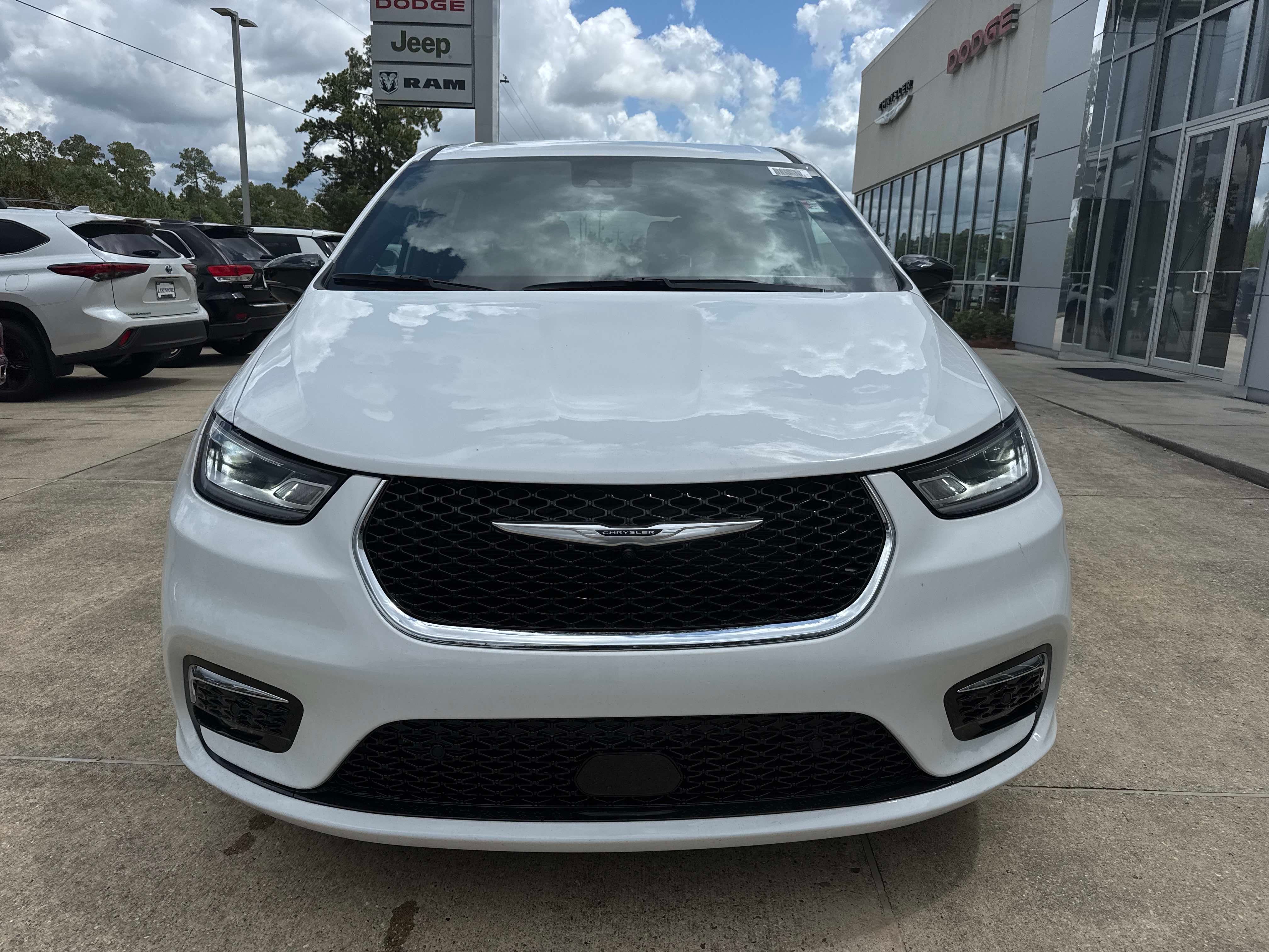 2025 Chrysler Pacifica Select